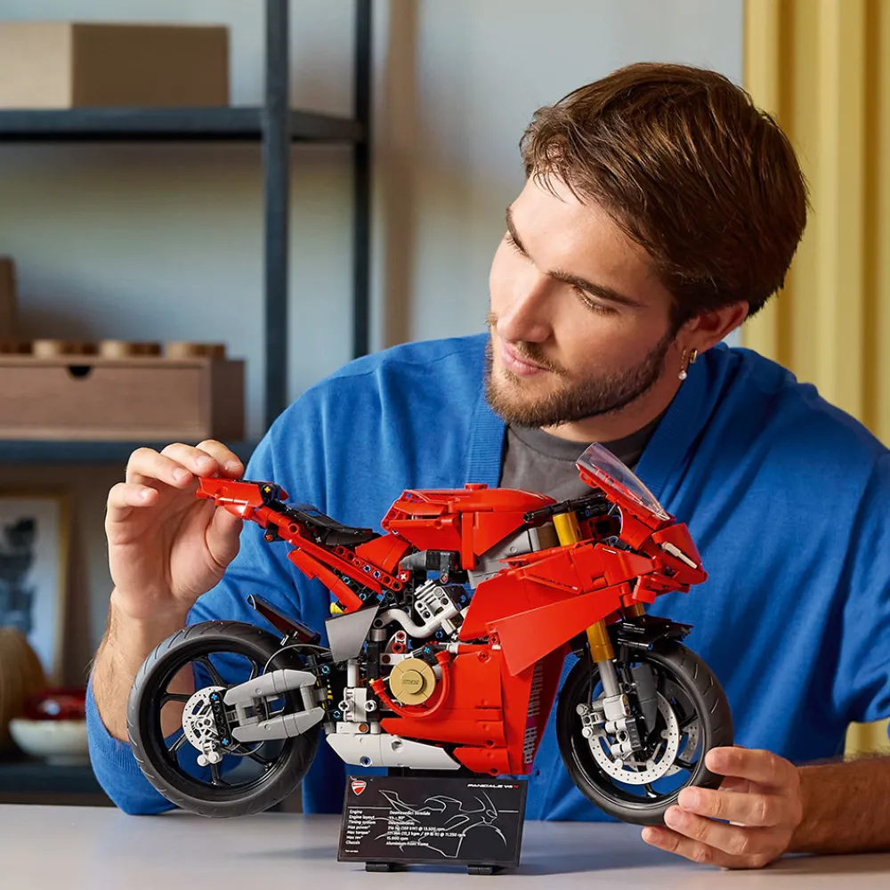 LEGO Lego Technic>42202 Ducati Panigale V4 S motorsykkel