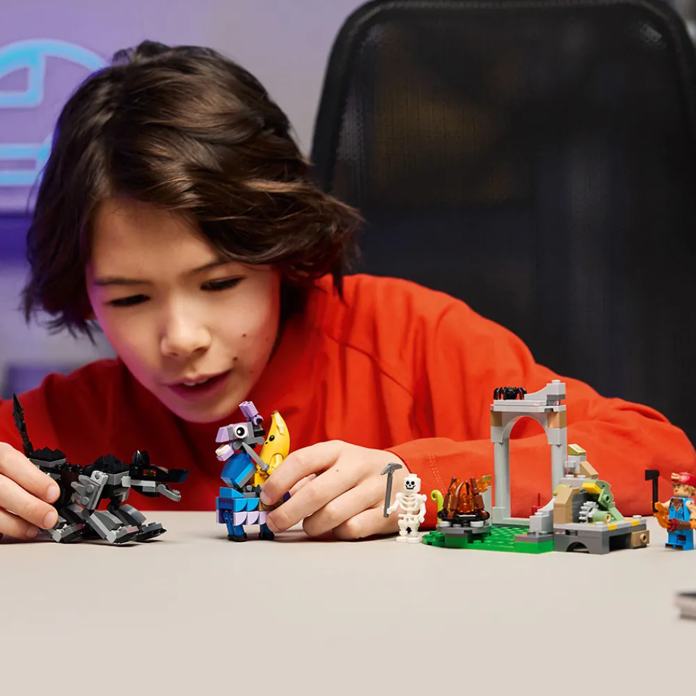 LEGO Lego Fortnite | Lego Nyheter>77075 Peely og Sparkplug slår leir på sletten