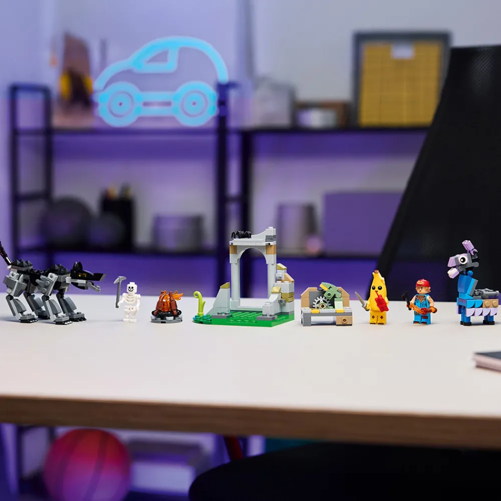 LEGO Lego Fortnite | Lego Nyheter>77075 Peely og Sparkplug slår leir på sletten